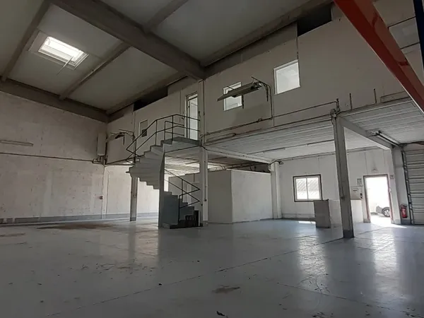 Loue local 420m² à Plan de campagne