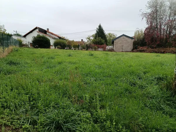 terrain de 523m2 situé en retraite de la route