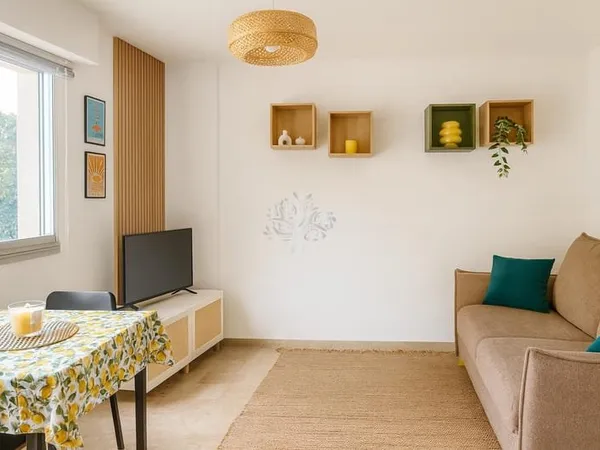 STUDIO PORTISSOL LIMITE CENTRE VILLE SANARY SUR MER ET AVEC