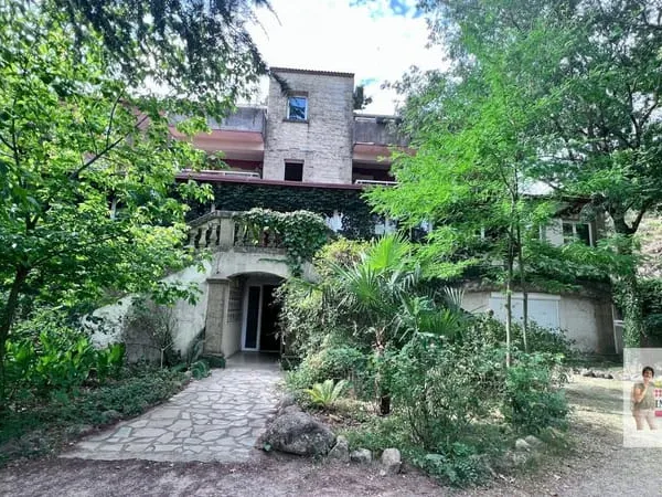 Appartement T3 rénové avec terrasse, piscine et parking - Corbes