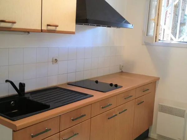 À louer - Appartement avec balcon et parking - Proche Faculté Médecine