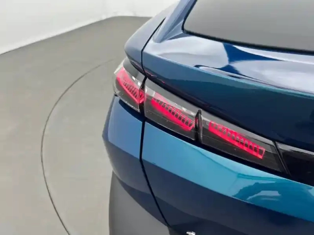 Peugeot 408 phev 225 e-eat8 — photo 17