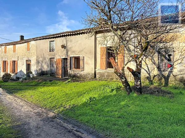 Maison en pierre à restaurer d'environ 135 m2 avec dépendances sur 3 933 m² de terrain