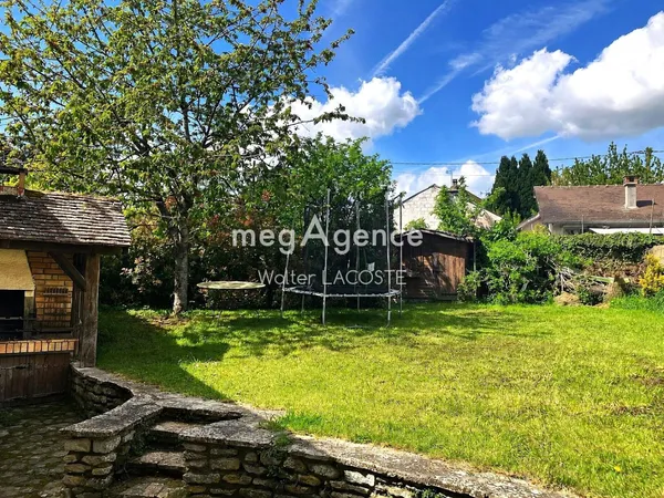 Maison ancienne située à Beynes avec jardin et garage