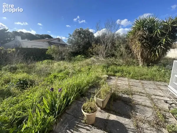Beaucaire rare une parcelle de 1132m2 constructible avec 2 maisons a renover