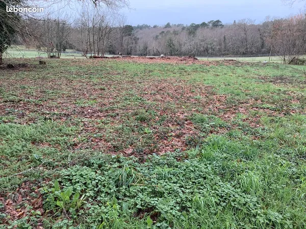 Terrain constructible plat et très bien placé