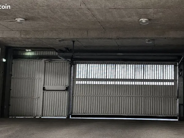 UNE PLACE dans Garage électrifié très sécurisé idéal pour ranger votre deux roues