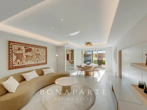 APPARTEMENT 3 PIÈCES RÉNOVÉ AVEC RAFFINEMENT — PLAGE, COMMERCES, ET GARE À PIED