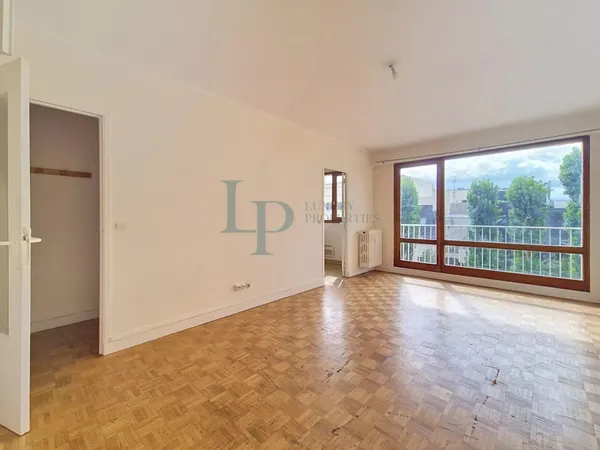 Courbevoie  Studio de 32 m² avec balcon filant Sud-Est, à réinv