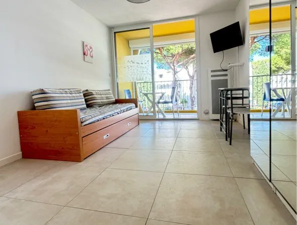 LA GRANDE-MOTTE - STUDIO 22 m² ENTIÈREMENT RÉNOVÉ ET MEUBLÉ - GRAND BALCON - PARKING PRIVÉ SÉCURISÉ