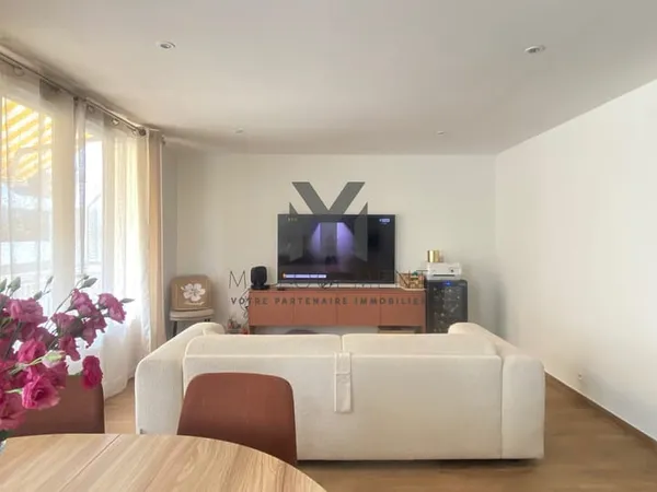 JOLI T2 PLEIN CENTRE VILLE BANDOL