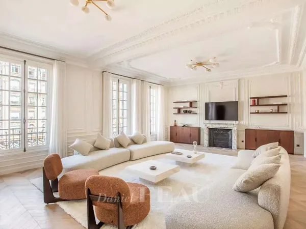 Appartement 7 pièces 216 m²