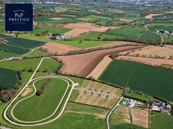 Haras sur environ 20,5 hectares - 21 boxes, piste de 900 mètres et maison en pierre
