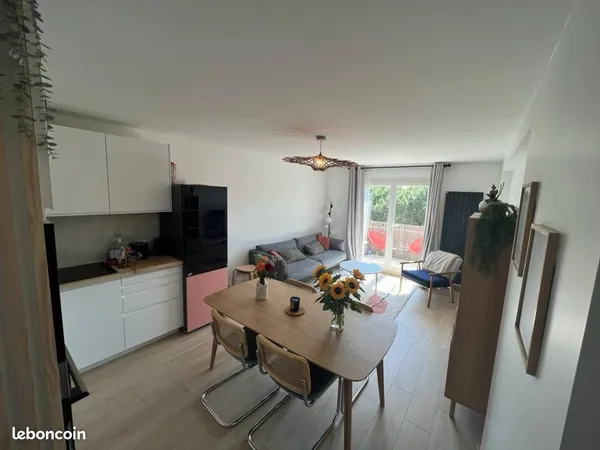 Appartement 4 chambres 80 m2 avec balcon - Place Sainte-Bernadette