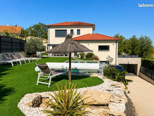Maison haut standing, piscine, climatisation, vue dégagée
