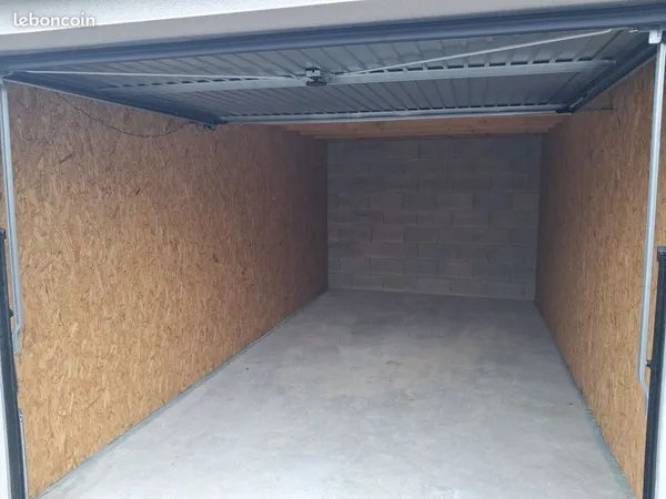 Loue Garage ou Stockage Fermé
