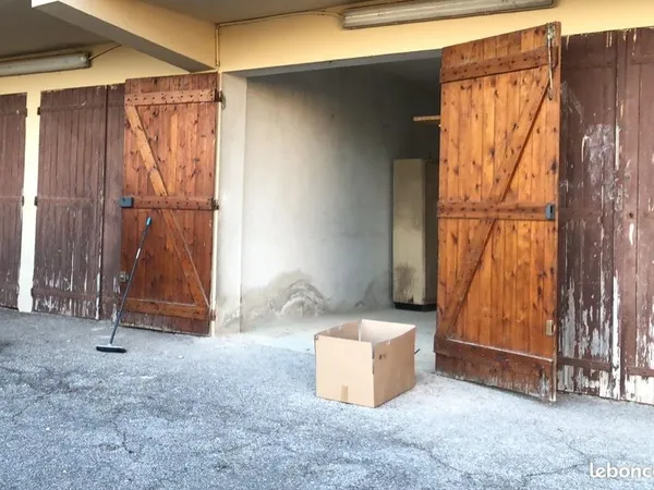 Garage sécurisé à louer à Carry