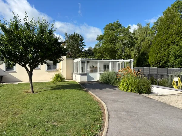 Plain-pied lumineux 198m² - pièce de vie 80m² - 4 chambres - terrain 1415m² - dépendance