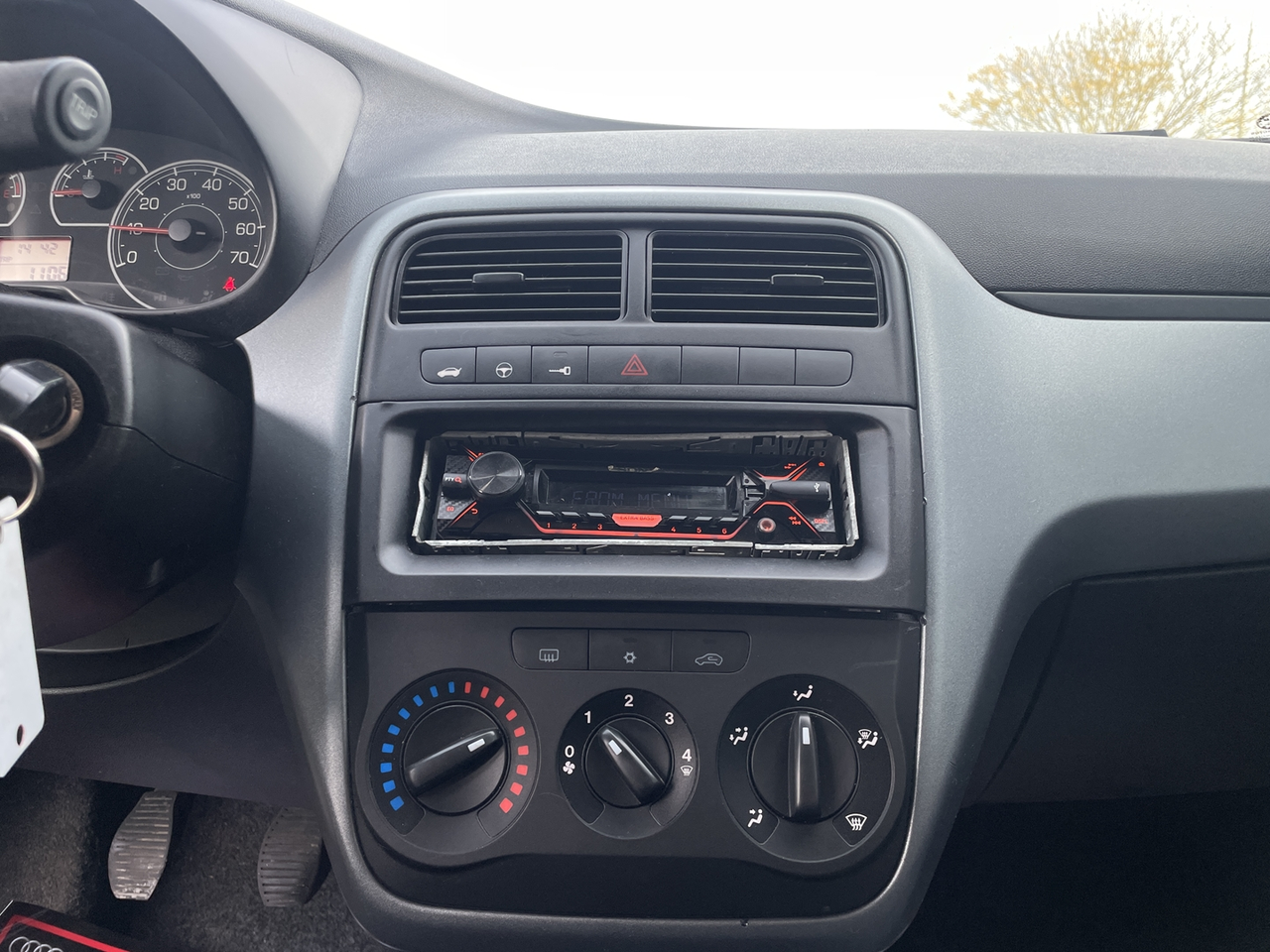 Fiat Grande punto 1.3 MULTIJET 16V 75CH CULT 3P occasion - Diesel - 2010 - 141 048 km - 4 990 € - Auneau (Eure-et-Loir) 992783481093 — photo 15