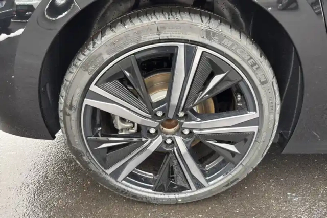 Peugeot 308 phev 180 e-eat8 — photo 13