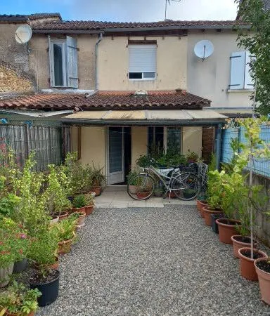 Maison de ville en plein coeur de Montbron d'environ 63m²