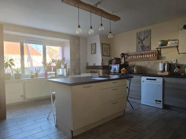 Maison en pierre 146m² rénovée situé à Frasne-le-Château