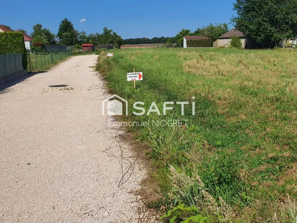 Terrain plat constructible de 600 m²