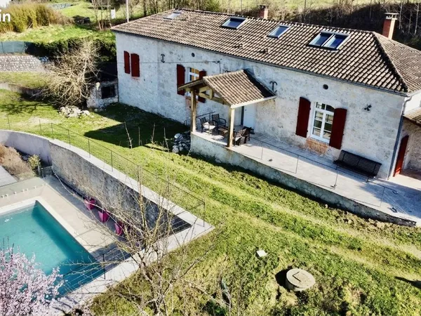 Maison avec dépendances rénovées