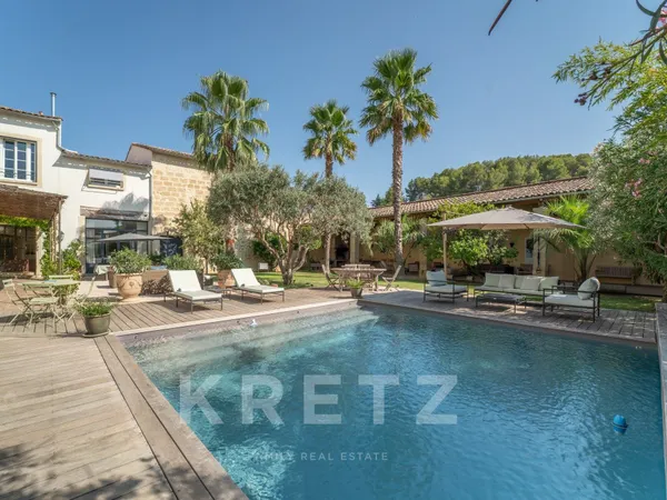 Exceptionnelle Maison de Maître avec jardin, piscine, garage et dépendances en coeur de village