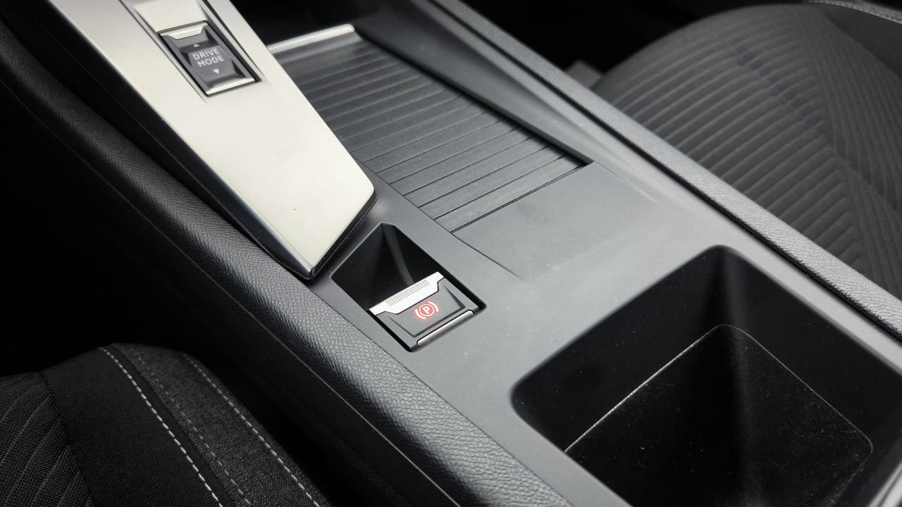 Peugeot 308 SW PHEV 180 e-EAT8 — photo 31