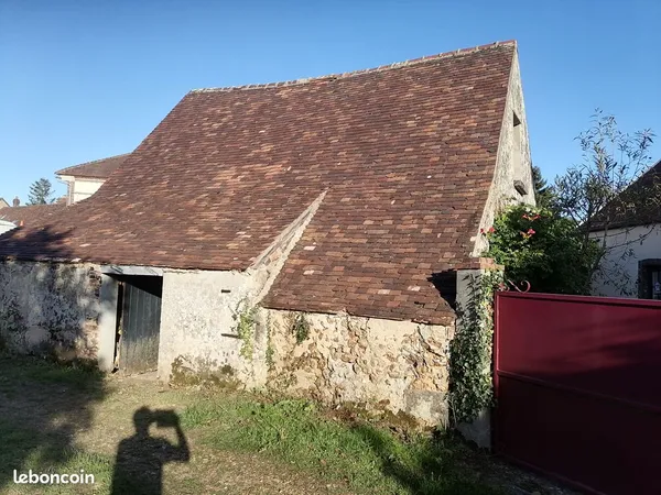 Ancienne maison de 90 m2 actuellement en garage, la moitié transformable en habitation