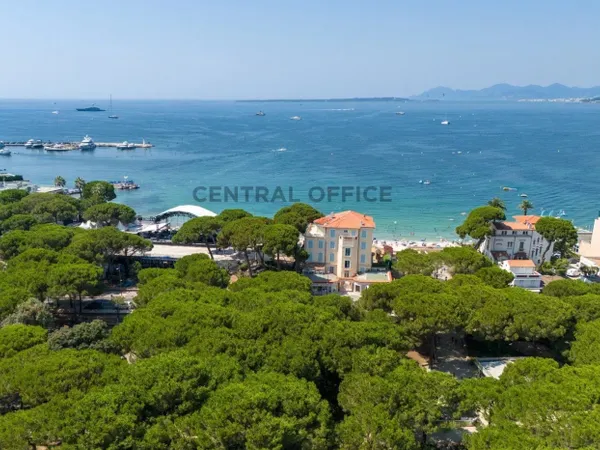 JUAN LES PINS, Appartement d'Exception situé à la pinède avec vu