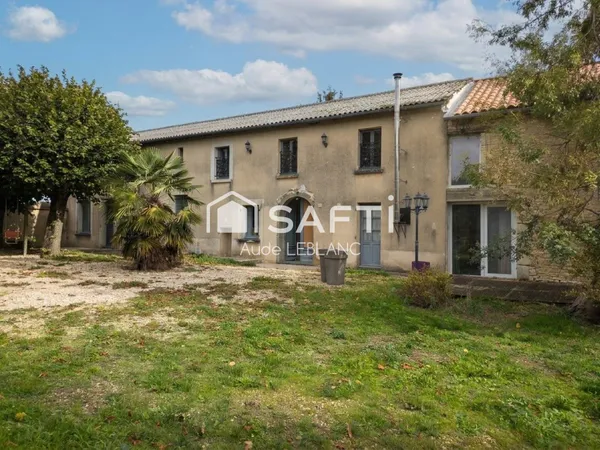 Maison familiale dans un village avec ensemble scolaire et commerce
