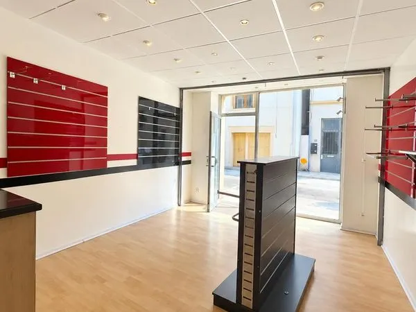 Local commercial 40 m² - Centre-ville - Vitrine - 350