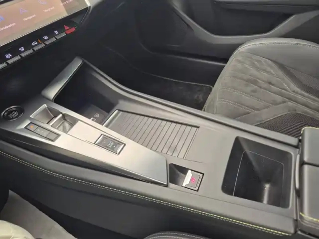 Peugeot 408 phev 225 e-eat8 — photo 13