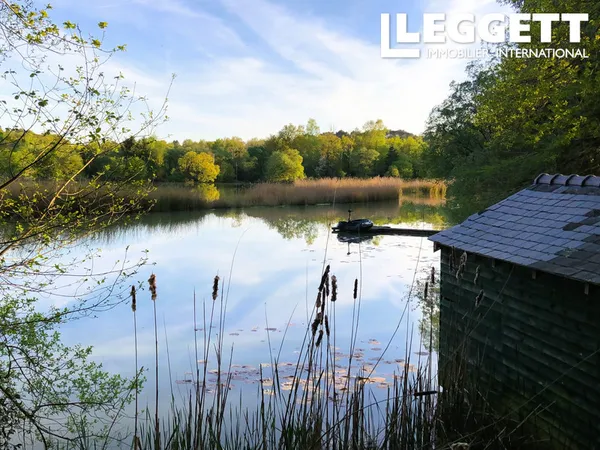 Superbe étang de pêche à la carpe de 2.9Ha avec chalets, hangar à bateaux et bassins d'alevinage