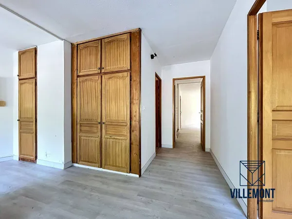 Local commercial 1 pièce 83 m²
