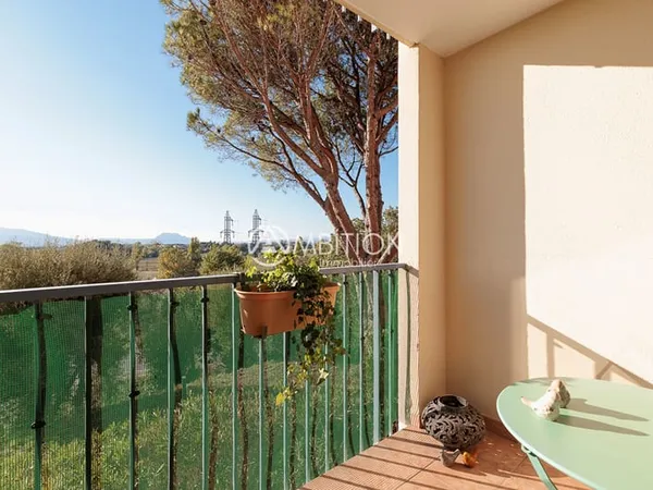 Fréjus studio rénové avec terrasse, piscine et parking privatif