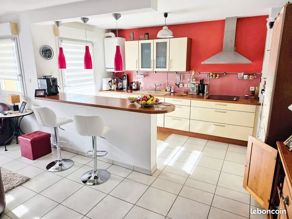 Charmant T3 de 64 m² avec 94 m² d'extérieur, garage et parking