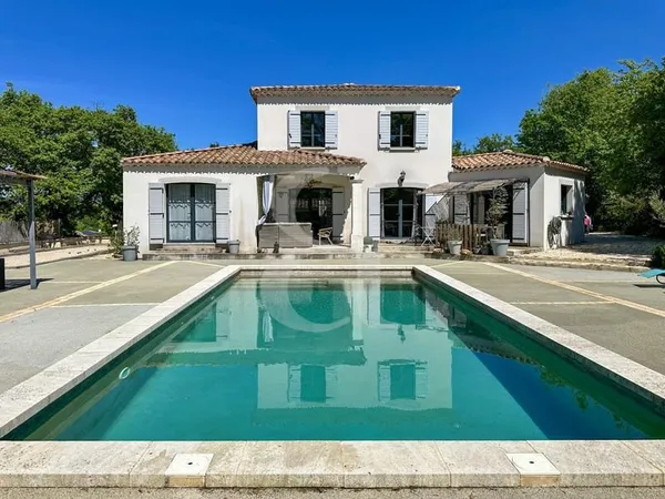 Villa récente avec 4 chambres et piscine proche de L'Isle sur l