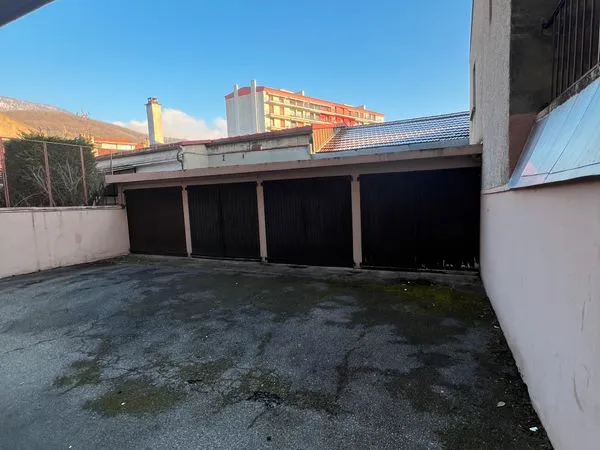 Garage fermé en face gare pour stockage et stationnement