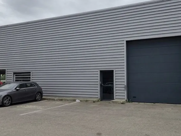 Local commercial 3 pièces 410 m²