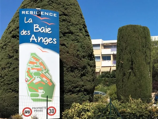 Garage 18m2 avec mezzanine la baie des anges