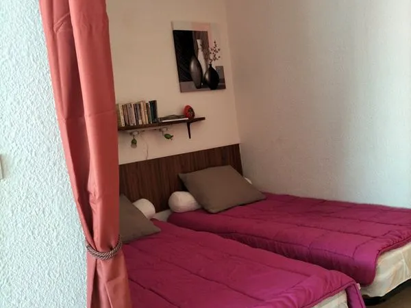 LOC à l'année à 50 m des thermes,studio alcôve meublé