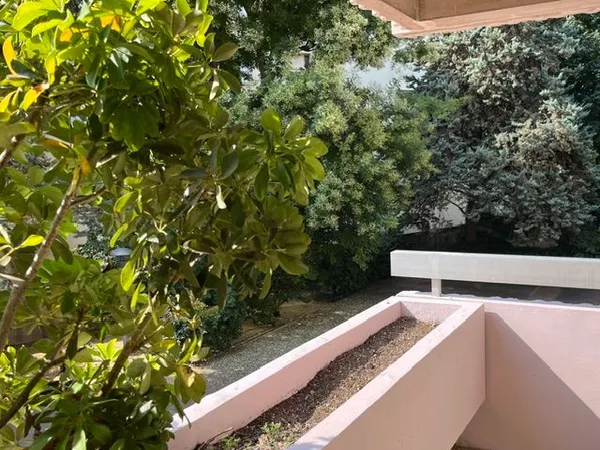 Loue appartement traversant entiérement rénové - 95m² - Marseille 13008 Quartier Prado - Saint-Ginie