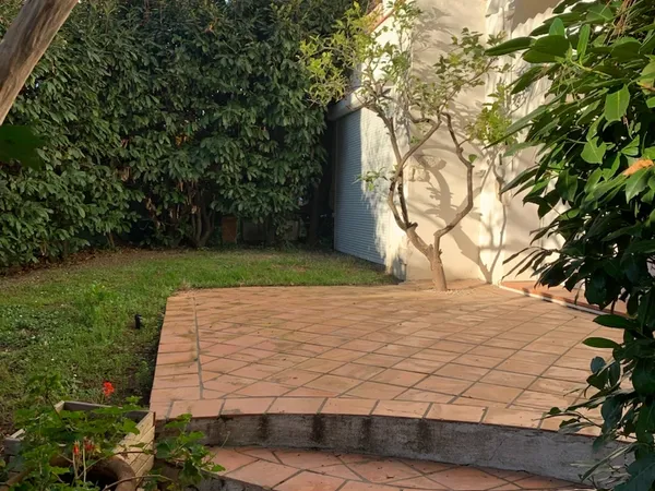 Loue appartement 2 pièces de 58m² non meublé, Rez de jardin de villa, parking extérieur privatif