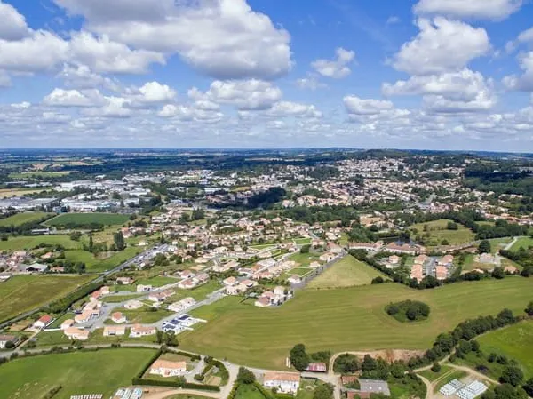 Terrain à vendre en centre-ville de Pouzauges de 413 m²