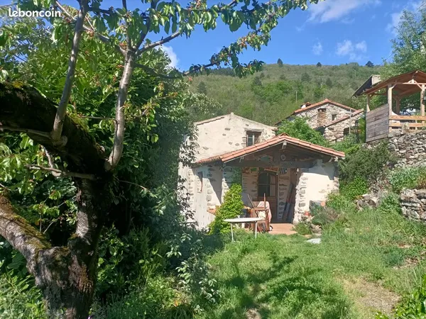 Maison en bordure de ruisseau dans hameau proche le Vigan