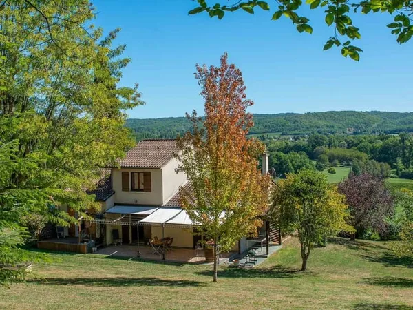Maison avec vue dégagée, proche du village