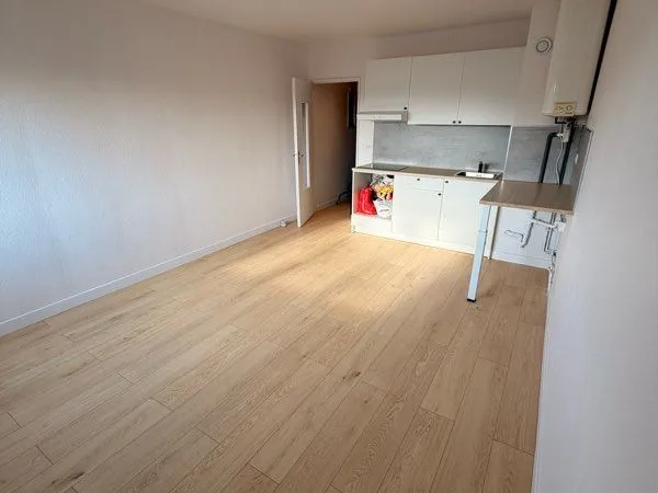 Studio 24 m² rénové + parking privé + cave + ascenseur